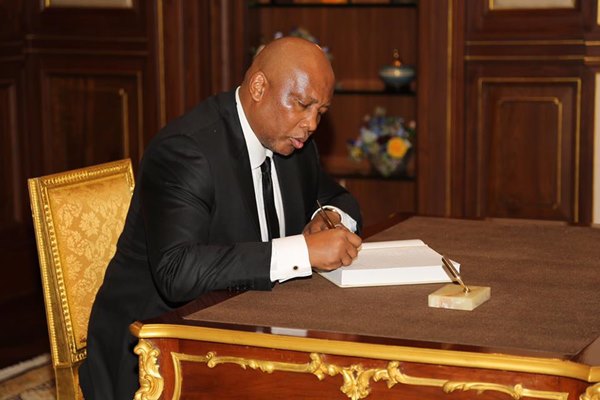 กษัตริย์แห่งเลโซโท เสด็จฯ สักการะพระบรมศพ ในหลวง ร.9 กษัตริย์แห่งเลโซโท เสด็จฯ สักการะพระบรมศพ ในหลวง ร.9