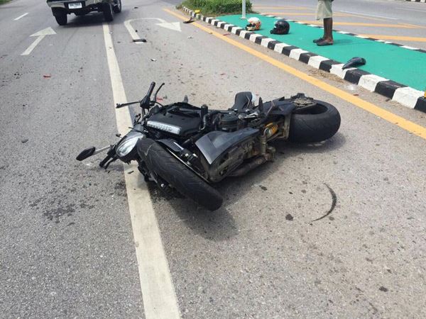 บิ๊กไบค์ชนท้ายกระบะวีโก้ บิ๊กไบค์ชนท้ายกระบะวีโก้