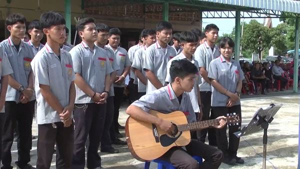 เด็กเทคนิคฯ รวมตัวร้องเพลงสุดท้ายให้เพื่อนที่จากไปหน้าเมรุ เด็กเทคนิคฯ รวมตัวร้องเพลงสุดท้ายให้เพื่อนที่จากไปหน้าเมรุ