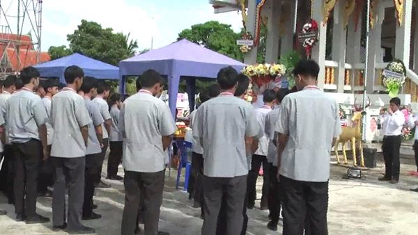 เด็กเทคนิคฯ รวมตัวร้องเพลงสุดท้ายให้เพื่อนที่จากไปหน้าเมรุ เด็กเทคนิคฯ รวมตัวร้องเพลงสุดท้ายให้เพื่อนที่จากไปหน้าเมรุ