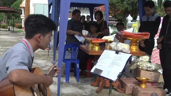 เด็กเทคนิคฯ รวมตัวร้องเพลงสุดท้ายให้เพื่อนที่จากไปหน้าเมรุ เด็กเทคนิคฯ รวมตัวร้องเพลงสุดท้ายให้เพื่อนที่จากไปหน้าเมรุ