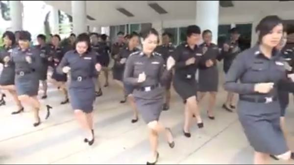 คลิปตำรวจหญิงเต้น รักเติมโปร คลิปตำรวจหญิงเต้น รักเติมโปร