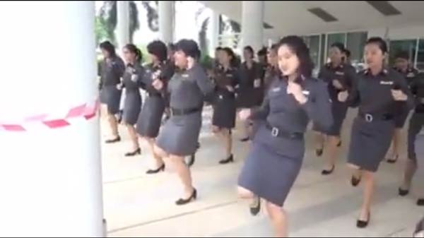 คลิปตำรวจหญิงเต้น รักเติมโปร คลิปตำรวจหญิงเต้น รักเติมโปร