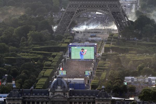 แฟนบอลคลั่งก่อจลาจลหน้าหอไอเฟล อีกฝั่งเชียร์สุดใจส่งท้ายบอลยูโร แฟนบอลคลั่งก่อจลาจลหน้าหอไอเฟล อีกฝั่งเชียร์สุดใจส่งท้ายบอลยูโร