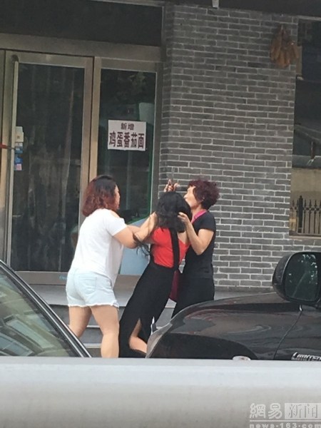 เมียหลวงทำร้ายเมียน้อย เมียหลวงทำร้ายเมียน้อย