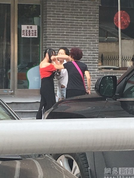 เมียหลวงทำร้ายเมียน้อย เมียหลวงทำร้ายเมียน้อย