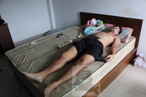 หนุ่มวัย 23 ดับคาห้องพัก พบชาร์จแบตมือถือวางไว้บนตัวทั้งคืน หนุ่มวัย 23 ดับคาห้องพัก พบชาร์จแบตมือถือวางไว้บนตัวทั้งคืน