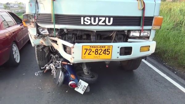 ว่าที่เจ้าบ่าวเดินสายแจกการ์ด ขี่มอเตอร์ไซค์ชน 10 ล้อ เสียชีวิตคาที่ ว่าที่เจ้าบ่าวเดินสายแจกการ์ด ขี่มอเตอร์ไซค์ชน 10 ล้อ เสียชีวิตคาที่