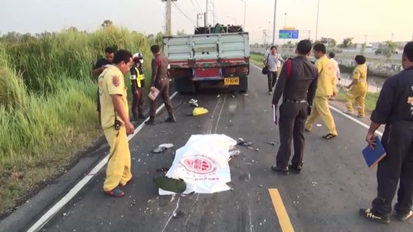 ว่าที่เจ้าบ่าวเดินสายแจกการ์ด ขี่มอเตอร์ไซค์ชน 10 ล้อ เสียชีวิตคาที่ ว่าที่เจ้าบ่าวเดินสายแจกการ์ด ขี่มอเตอร์ไซค์ชน 10 ล้อ เสียชีวิตคาที่