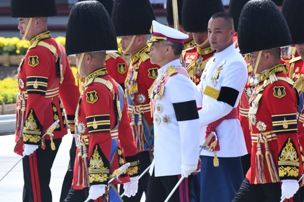 ร.10 เสด็จฯ ร่วมริ้วขบวนที่ 4 อัญเชิญพระโกศพระบรมอัฐิ เข้าสู่พระบรมมหาราชวัง ร.10 เสด็จฯ ร่วมริ้วขบวนที่ 4 อัญเชิญพระโกศพระบรมอัฐิ เข้าสู่พระบรมมหาราชวัง