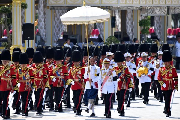 ร.10 เสด็จฯ ร่วมริ้วขบวนที่ 4 อัญเชิญพระโกศพระบรมอัฐิ เข้าสู่พระบรมมหาราชวัง ร.10 เสด็จฯ ร่วมริ้วขบวนที่ 4 อัญเชิญพระโกศพระบรมอัฐิ เข้าสู่พระบรมมหาราชวัง