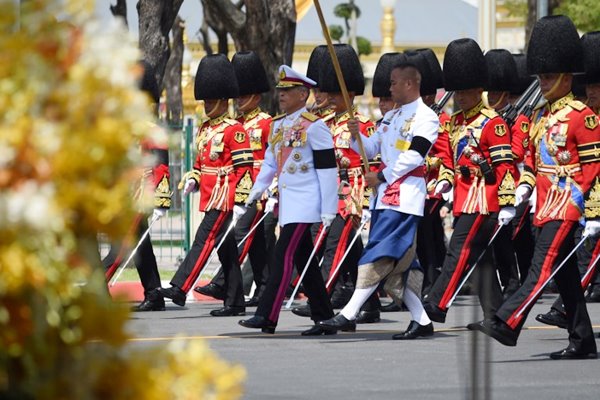 ร.10 เสด็จฯ ร่วมริ้วขบวนที่ 4 อัญเชิญพระโกศพระบรมอัฐิ เข้าสู่พระบรมมหาราชวัง ร.10 เสด็จฯ ร่วมริ้วขบวนที่ 4 อัญเชิญพระโกศพระบรมอัฐิ เข้าสู่พระบรมมหาราชวัง