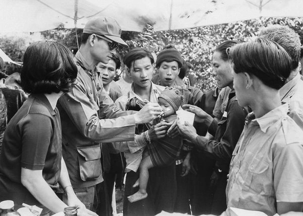 หนุ่มอังกฤษสงสัย ทำไมคนไทยถึงร้องไห้เมื่อในหลวง ร.9 สวรรคต หนุ่มอังกฤษสงสัย ทำไมคนไทยถึงร้องไห้เมื่อในหลวง ร.9 สวรรคต