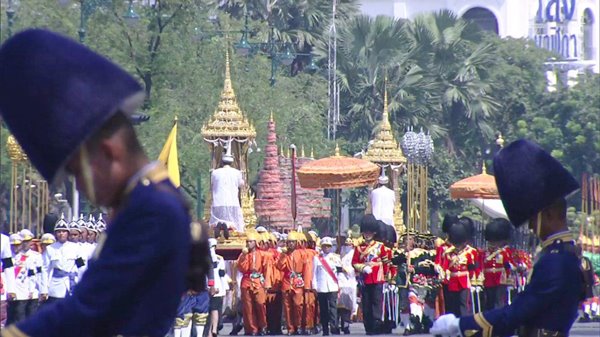 ร.10 เสด็จฯ ร่วมริ้วขบวนที่ 4 อัญเชิญพระโกศพระบรมอัฐิ เข้าสู่พระบรมมหาราชวัง ร.10 เสด็จฯ ร่วมริ้วขบวนที่ 4 อัญเชิญพระโกศพระบรมอัฐิ เข้าสู่พระบรมมหาราชวัง