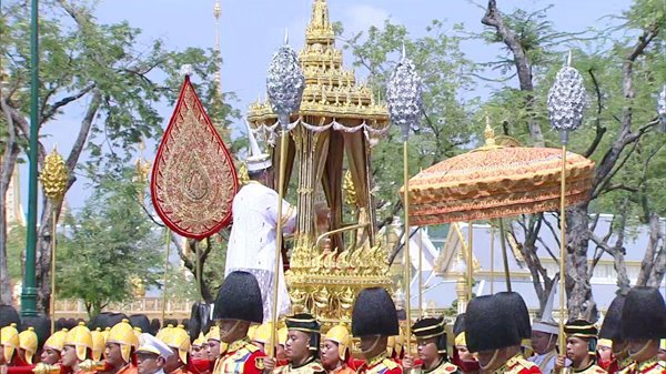 ร.10 เสด็จฯ ร่วมริ้วขบวนที่ 4 อัญเชิญพระโกศพระบรมอัฐิ เข้าสู่พระบรมมหาราชวัง ร.10 เสด็จฯ ร่วมริ้วขบวนที่ 4 อัญเชิญพระโกศพระบรมอัฐิ เข้าสู่พระบรมมหาราชวัง