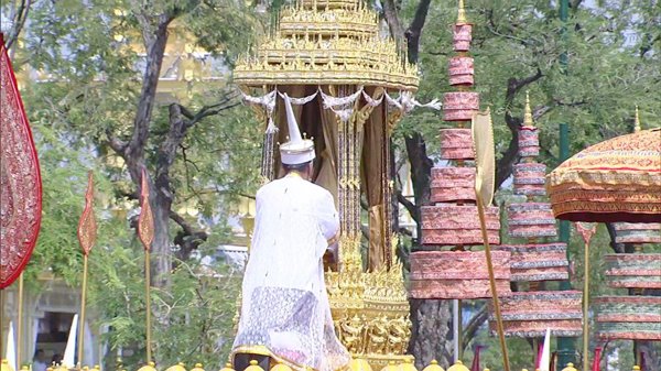 ร.10 เสด็จฯ ร่วมริ้วขบวนที่ 4 อัญเชิญพระโกศพระบรมอัฐิ เข้าสู่พระบรมมหาราชวัง ร.10 เสด็จฯ ร่วมริ้วขบวนที่ 4 อัญเชิญพระโกศพระบรมอัฐิ เข้าสู่พระบรมมหาราชวัง