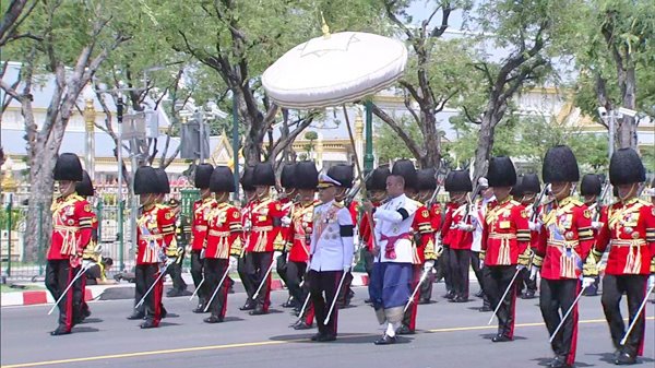 ร.10 เสด็จฯ ร่วมริ้วขบวนที่ 4 อัญเชิญพระโกศพระบรมอัฐิ เข้าสู่พระบรมมหาราชวัง ร.10 เสด็จฯ ร่วมริ้วขบวนที่ 4 อัญเชิญพระโกศพระบรมอัฐิ เข้าสู่พระบรมมหาราชวัง