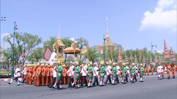 ร.10 เสด็จฯ ร่วมริ้วขบวนที่ 4 อัญเชิญพระโกศพระบรมอัฐิ เข้าสู่พระบรมมหาราชวัง ร.10 เสด็จฯ ร่วมริ้วขบวนที่ 4 อัญเชิญพระโกศพระบรมอัฐิ เข้าสู่พระบรมมหาราชวัง