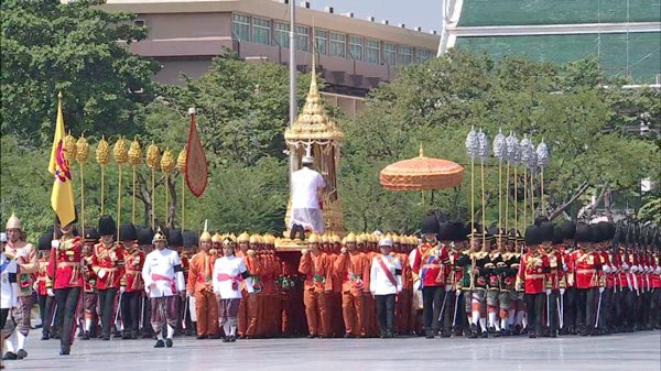 ร.10 เสด็จฯ ร่วมริ้วขบวนที่ 4 อัญเชิญพระโกศพระบรมอัฐิ เข้าสู่พระบรมมหาราชวัง ร.10 เสด็จฯ ร่วมริ้วขบวนที่ 4 อัญเชิญพระโกศพระบรมอัฐิ เข้าสู่พระบรมมหาราชวัง