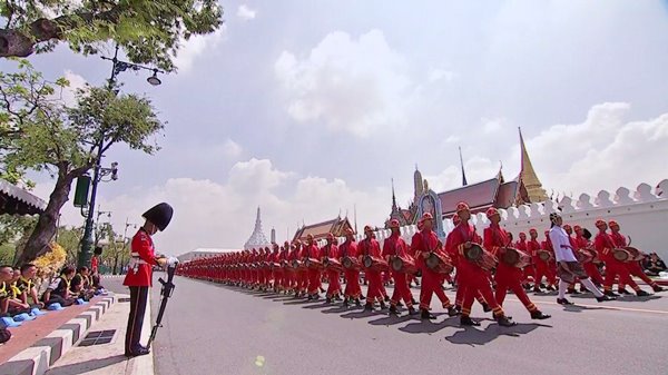 ร.10 เสด็จฯ ร่วมริ้วขบวนที่ 4 อัญเชิญพระโกศพระบรมอัฐิ เข้าสู่พระบรมมหาราชวัง ร.10 เสด็จฯ ร่วมริ้วขบวนที่ 4 อัญเชิญพระโกศพระบรมอัฐิ เข้าสู่พระบรมมหาราชวัง