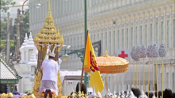 ร.10 เสด็จฯ ร่วมริ้วขบวนที่ 4 อัญเชิญพระโกศพระบรมอัฐิ เข้าสู่พระบรมมหาราชวัง ร.10 เสด็จฯ ร่วมริ้วขบวนที่ 4 อัญเชิญพระโกศพระบรมอัฐิ เข้าสู่พระบรมมหาราชวัง