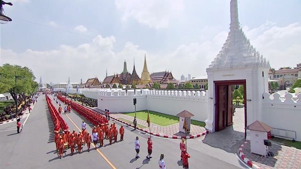 ร.10 เสด็จฯ ร่วมริ้วขบวนที่ 4 อัญเชิญพระโกศพระบรมอัฐิ เข้าสู่พระบรมมหาราชวัง ร.10 เสด็จฯ ร่วมริ้วขบวนที่ 4 อัญเชิญพระโกศพระบรมอัฐิ เข้าสู่พระบรมมหาราชวัง