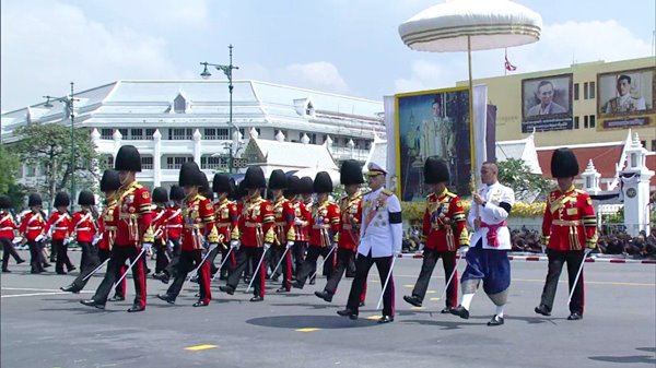 ร.10 เสด็จฯ ร่วมริ้วขบวนที่ 4 อัญเชิญพระโกศพระบรมอัฐิ เข้าสู่พระบรมมหาราชวัง ร.10 เสด็จฯ ร่วมริ้วขบวนที่ 4 อัญเชิญพระโกศพระบรมอัฐิ เข้าสู่พระบรมมหาราชวัง