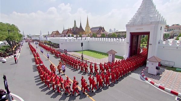ร.10 เสด็จฯ ร่วมริ้วขบวนที่ 4 อัญเชิญพระโกศพระบรมอัฐิ เข้าสู่พระบรมมหาราชวัง ร.10 เสด็จฯ ร่วมริ้วขบวนที่ 4 อัญเชิญพระโกศพระบรมอัฐิ เข้าสู่พระบรมมหาราชวัง