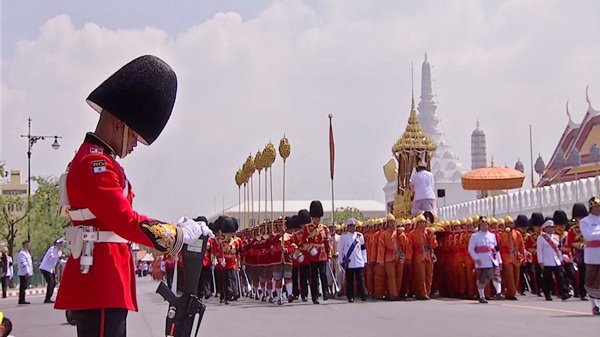 ร.10 เสด็จฯ ร่วมริ้วขบวนที่ 4 อัญเชิญพระโกศพระบรมอัฐิ เข้าสู่พระบรมมหาราชวัง ร.10 เสด็จฯ ร่วมริ้วขบวนที่ 4 อัญเชิญพระโกศพระบรมอัฐิ เข้าสู่พระบรมมหาราชวัง