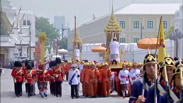 ร.10 เสด็จฯ ร่วมริ้วขบวนที่ 4 อัญเชิญพระโกศพระบรมอัฐิ เข้าสู่พระบรมมหาราชวัง ร.10 เสด็จฯ ร่วมริ้วขบวนที่ 4 อัญเชิญพระโกศพระบรมอัฐิ เข้าสู่พระบรมมหาราชวัง