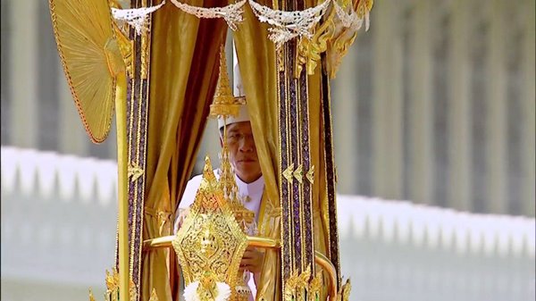 ร.10 เสด็จฯ ร่วมริ้วขบวนที่ 4 อัญเชิญพระโกศพระบรมอัฐิ เข้าสู่พระบรมมหาราชวัง ร.10 เสด็จฯ ร่วมริ้วขบวนที่ 4 อัญเชิญพระโกศพระบรมอัฐิ เข้าสู่พระบรมมหาราชวัง