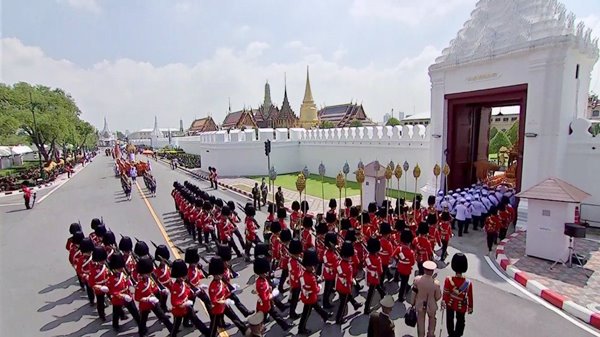 ร.10 เสด็จฯ ร่วมริ้วขบวนที่ 4 อัญเชิญพระโกศพระบรมอัฐิ เข้าสู่พระบรมมหาราชวัง ร.10 เสด็จฯ ร่วมริ้วขบวนที่ 4 อัญเชิญพระโกศพระบรมอัฐิ เข้าสู่พระบรมมหาราชวัง
