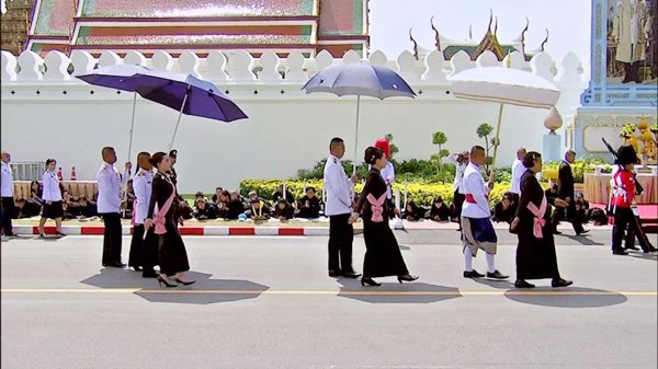 ร.10 เสด็จฯ ร่วมริ้วขบวนที่ 4 อัญเชิญพระโกศพระบรมอัฐิ เข้าสู่พระบรมมหาราชวัง ร.10 เสด็จฯ ร่วมริ้วขบวนที่ 4 อัญเชิญพระโกศพระบรมอัฐิ เข้าสู่พระบรมมหาราชวัง