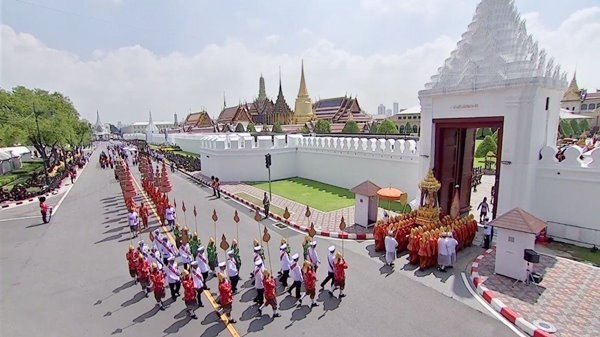 ร.10 เสด็จฯ ร่วมริ้วขบวนที่ 4 อัญเชิญพระโกศพระบรมอัฐิ เข้าสู่พระบรมมหาราชวัง ร.10 เสด็จฯ ร่วมริ้วขบวนที่ 4 อัญเชิญพระโกศพระบรมอัฐิ เข้าสู่พระบรมมหาราชวัง