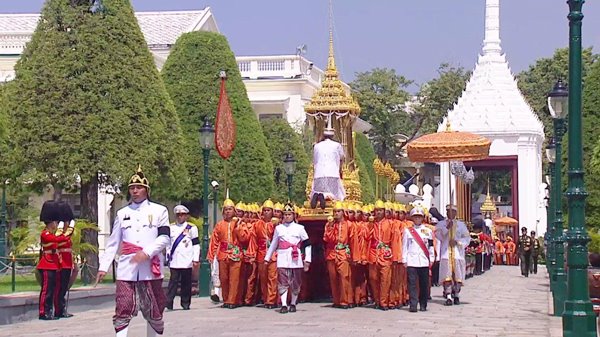 ร.10 เสด็จฯ ร่วมริ้วขบวนที่ 4 อัญเชิญพระโกศพระบรมอัฐิ เข้าสู่พระบรมมหาราชวัง ร.10 เสด็จฯ ร่วมริ้วขบวนที่ 4 อัญเชิญพระโกศพระบรมอัฐิ เข้าสู่พระบรมมหาราชวัง