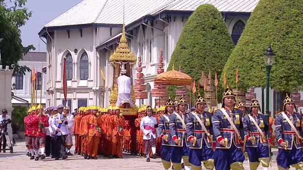 ร.10 เสด็จฯ ร่วมริ้วขบวนที่ 4 อัญเชิญพระโกศพระบรมอัฐิ เข้าสู่พระบรมมหาราชวัง ร.10 เสด็จฯ ร่วมริ้วขบวนที่ 4 อัญเชิญพระโกศพระบรมอัฐิ เข้าสู่พระบรมมหาราชวัง