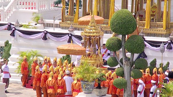 ร.10 เสด็จฯ ร่วมริ้วขบวนที่ 4 อัญเชิญพระโกศพระบรมอัฐิ เข้าสู่พระบรมมหาราชวัง ร.10 เสด็จฯ ร่วมริ้วขบวนที่ 4 อัญเชิญพระโกศพระบรมอัฐิ เข้าสู่พระบรมมหาราชวัง