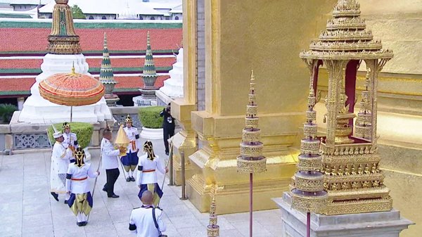 ร.10 เสด็จฯ ร่วมริ้วขบวนที่ 4 อัญเชิญพระโกศพระบรมอัฐิ เข้าสู่พระบรมมหาราชวัง ร.10 เสด็จฯ ร่วมริ้วขบวนที่ 4 อัญเชิญพระโกศพระบรมอัฐิ เข้าสู่พระบรมมหาราชวัง