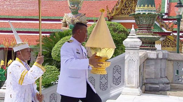 ร.10 เสด็จฯ ร่วมริ้วขบวนที่ 4 อัญเชิญพระโกศพระบรมอัฐิ เข้าสู่พระบรมมหาราชวัง ร.10 เสด็จฯ ร่วมริ้วขบวนที่ 4 อัญเชิญพระโกศพระบรมอัฐิ เข้าสู่พระบรมมหาราชวัง