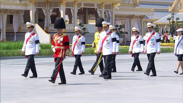 ร.10 เสด็จฯ ร่วมริ้วขบวนที่ 4 อัญเชิญพระโกศพระบรมอัฐิ เข้าสู่พระบรมมหาราชวัง ร.10 เสด็จฯ ร่วมริ้วขบวนที่ 4 อัญเชิญพระโกศพระบรมอัฐิ เข้าสู่พระบรมมหาราชวัง