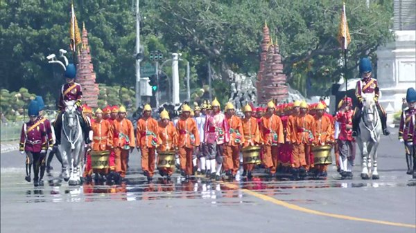 ร.10 เสด็จฯ ร่วมริ้วขบวนที่ 4 อัญเชิญพระโกศพระบรมอัฐิ เข้าสู่พระบรมมหาราชวัง ร.10 เสด็จฯ ร่วมริ้วขบวนที่ 4 อัญเชิญพระโกศพระบรมอัฐิ เข้าสู่พระบรมมหาราชวัง