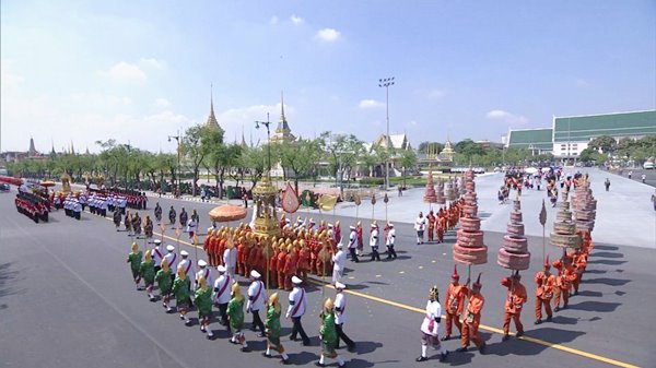 ร.10 เสด็จฯ ร่วมริ้วขบวนที่ 4 อัญเชิญพระโกศพระบรมอัฐิ เข้าสู่พระบรมมหาราชวัง ร.10 เสด็จฯ ร่วมริ้วขบวนที่ 4 อัญเชิญพระโกศพระบรมอัฐิ เข้าสู่พระบรมมหาราชวัง