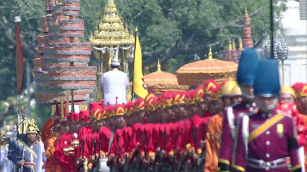 ร.10 เสด็จฯ ร่วมริ้วขบวนที่ 4 อัญเชิญพระโกศพระบรมอัฐิ เข้าสู่พระบรมมหาราชวัง ร.10 เสด็จฯ ร่วมริ้วขบวนที่ 4 อัญเชิญพระโกศพระบรมอัฐิ เข้าสู่พระบรมมหาราชวัง