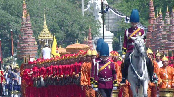 ร.10 เสด็จฯ ร่วมริ้วขบวนที่ 4 อัญเชิญพระโกศพระบรมอัฐิ เข้าสู่พระบรมมหาราชวัง ร.10 เสด็จฯ ร่วมริ้วขบวนที่ 4 อัญเชิญพระโกศพระบรมอัฐิ เข้าสู่พระบรมมหาราชวัง