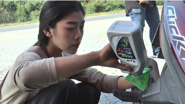 ช่างซ่อมมอเตอร์ไซค์สวย ช่างซ่อมมอเตอร์ไซค์สวย