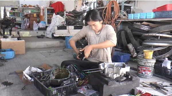 ช่างซ่อมมอเตอร์ไซค์สวย ช่างซ่อมมอเตอร์ไซค์สวย