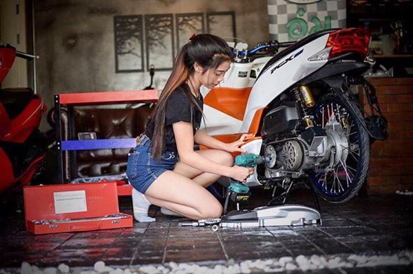 ช่างซ่อมมอเตอร์ไซค์สวย ช่างซ่อมมอเตอร์ไซค์สวย