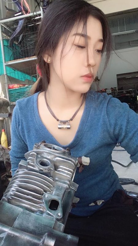 ช่างซ่อมมอเตอร์ไซค์สวย ช่างซ่อมมอเตอร์ไซค์สวย