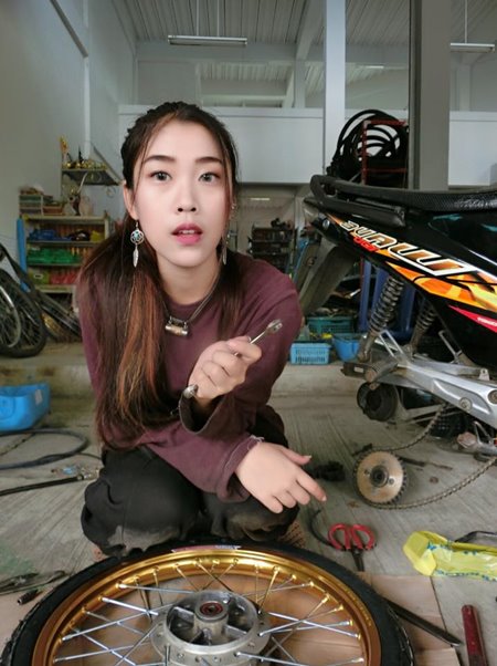 ช่างซ่อมมอเตอร์ไซค์สวย ช่างซ่อมมอเตอร์ไซค์สวย