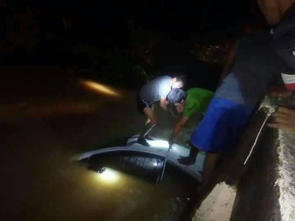 รถตกคลอง รถตกคลอง